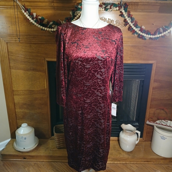 SLNY Dresses & Skirts - SLNY Floral Lace/Burnout Velvet Dress